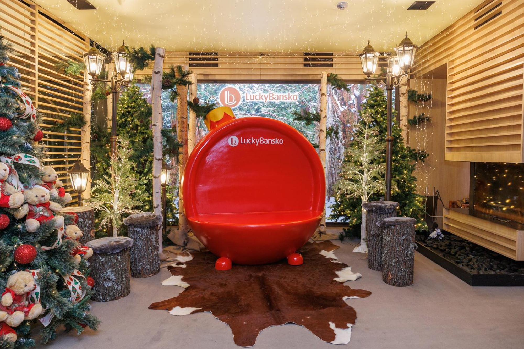 럭키 반스코 아파트호텔 스파&릴렉스 외부 사진 Santa's chair at the 2013 Christmas Village