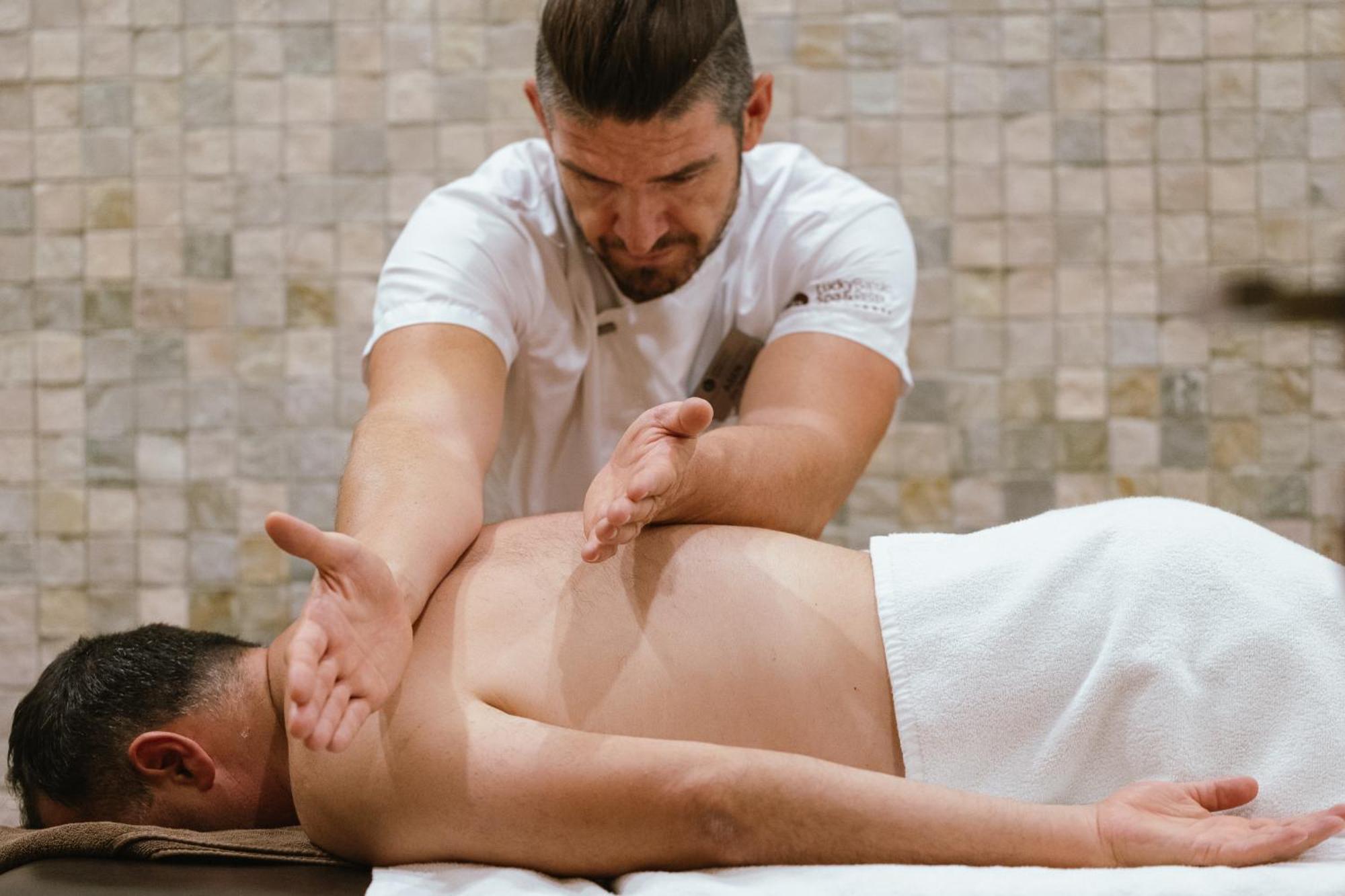 럭키 반스코 아파트호텔 스파&릴렉스 외부 사진 A massage therapist treating a patient