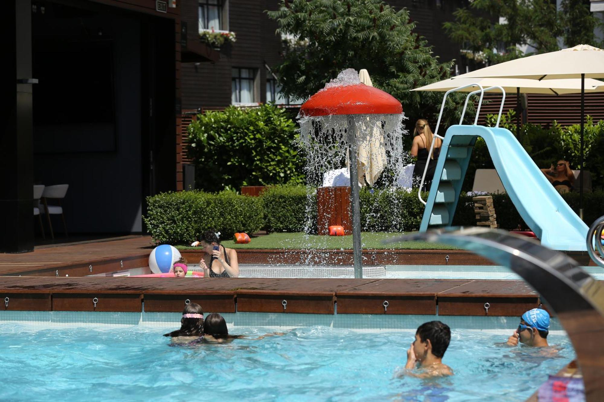 럭키 반스코 아파트호텔 스파&릴렉스 외부 사진 A mushroom fountain in a swimming pool
