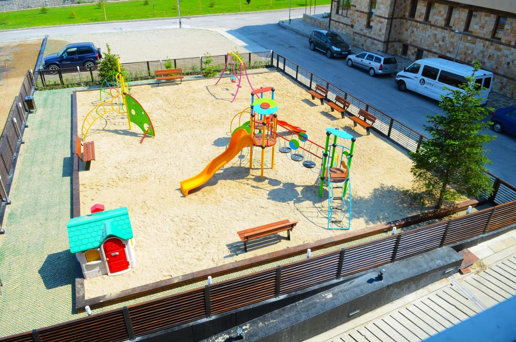 럭키 반스코 아파트호텔 스파&릴렉스 외부 사진 Playground in the city of Novi Sad, Serbia