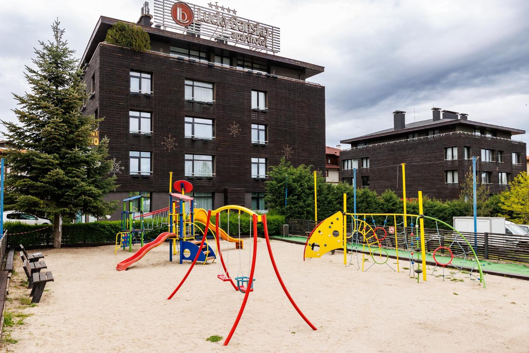 럭키 반스코 아파트호텔 스파&릴렉스 외부 사진 The school's campus