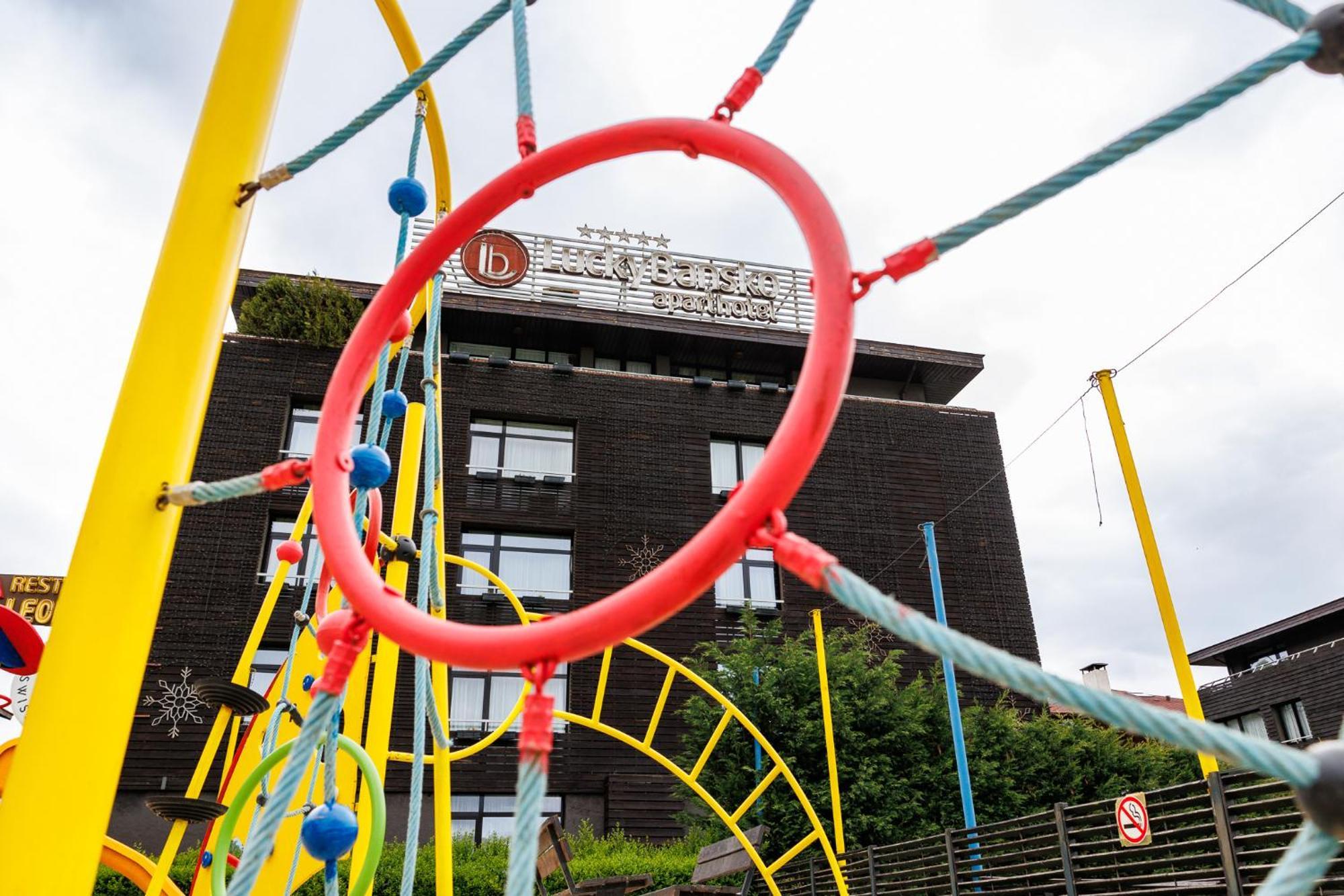 럭키 반스코 아파트호텔 스파&릴렉스 외부 사진 Playground at the school