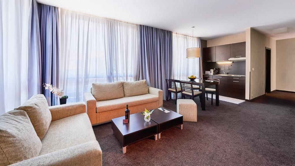 럭키 반스코 아파트호텔 스파&릴렉스 외부 사진 A typical serviced apartment in Warsaw, Poland