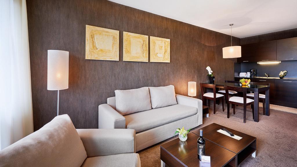 럭키 반스코 아파트호텔 스파&릴렉스 외부 사진 A living room at the Mandarin Oriental, Munich
